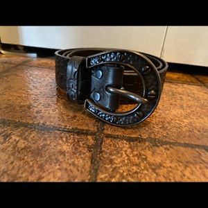 Ariat belt with horseshoe buckle